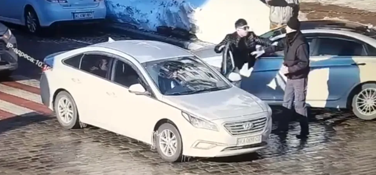У Києві водій двома ударами в голову вбив пішохода (відео)