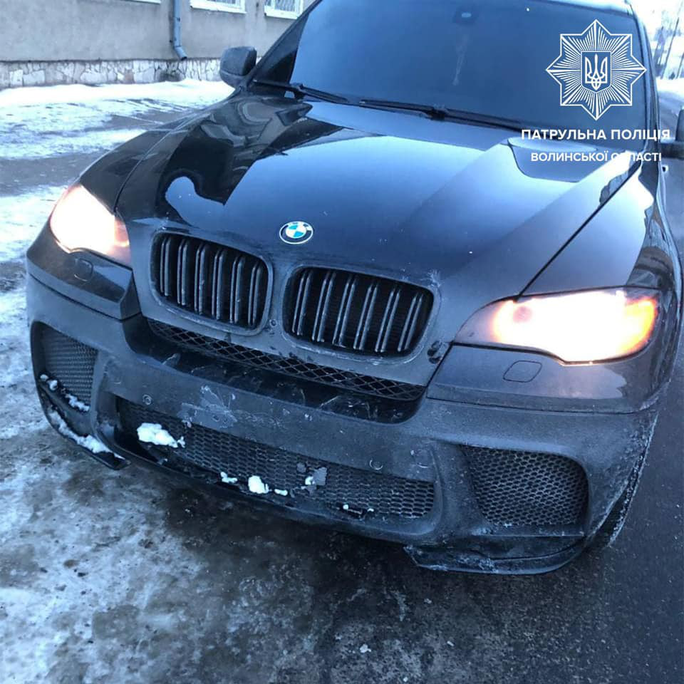 Луцьком їздила водійка на BMW X5 без номерів (фото)