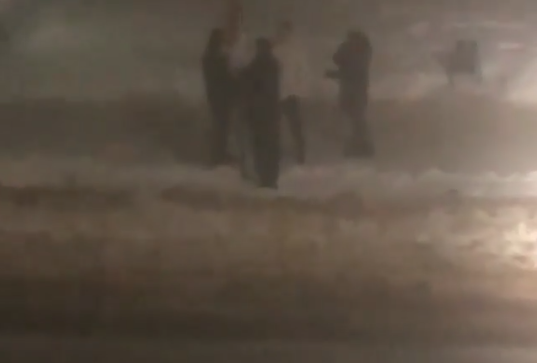 У Нововолинську група молодиків «напала» на дорожній знак (відео)