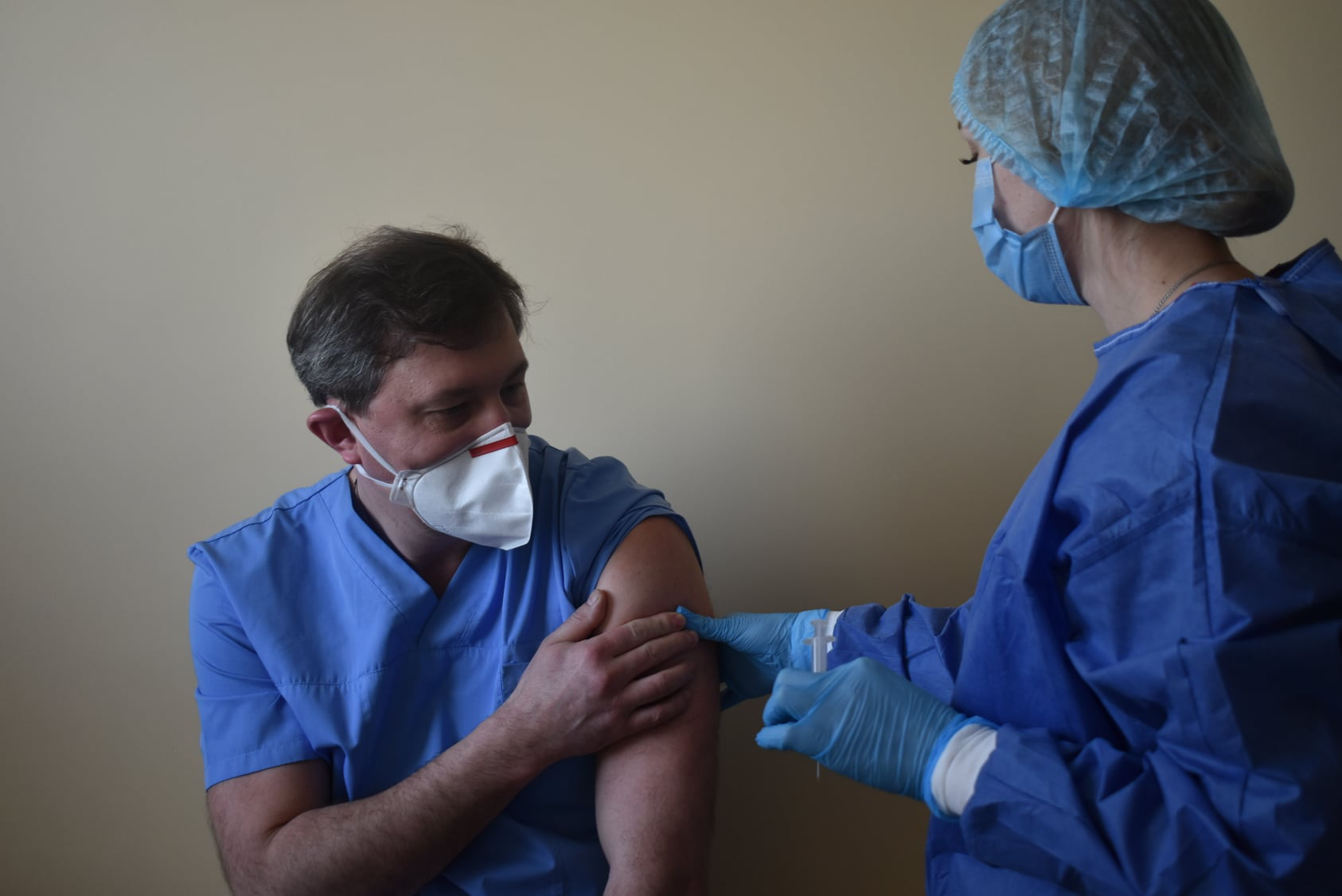 Першим на Волині від коронавірусу вакцинували лікаря Олега Яковенка (фото)
