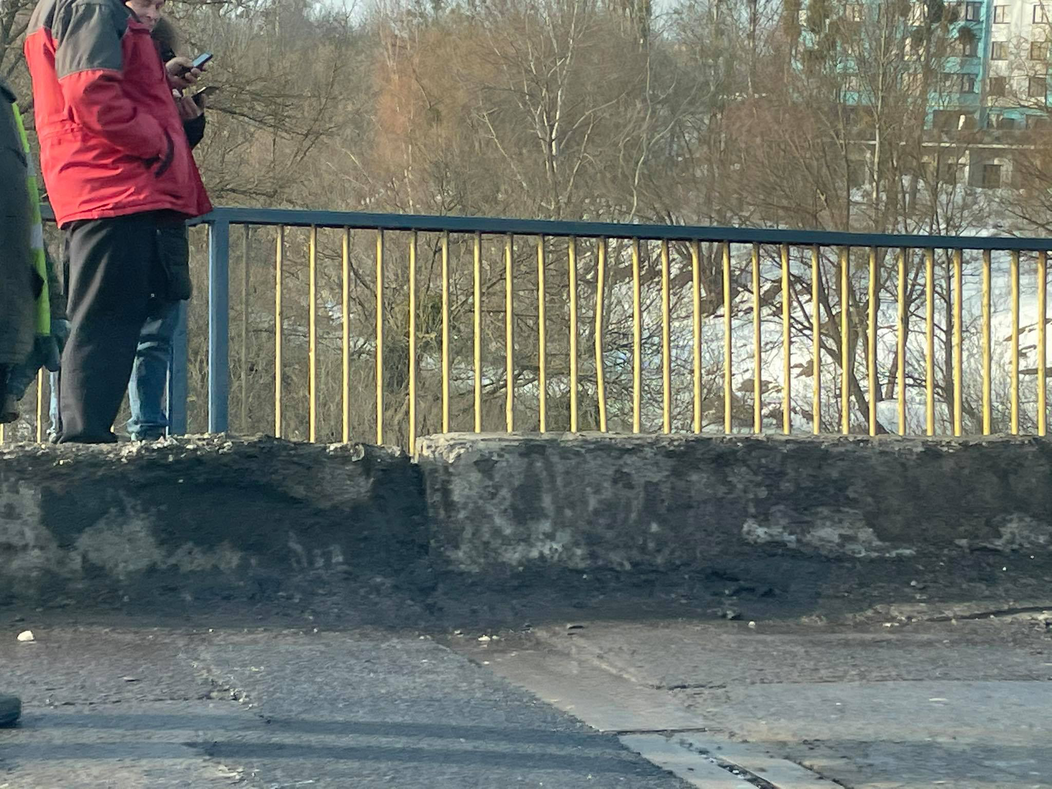 У Луцьку залатали провалля на мосту (фото)