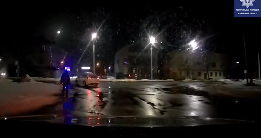 У Луцьку оштрафували пішохода, який не там перейшов дорогу (відео)