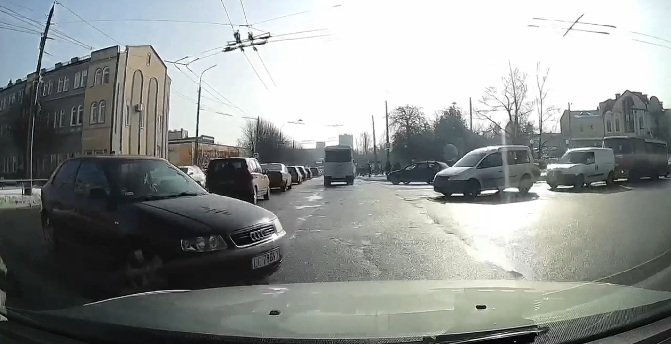 У Луцьку на проблемному перехресті сталася ДТП (відео)