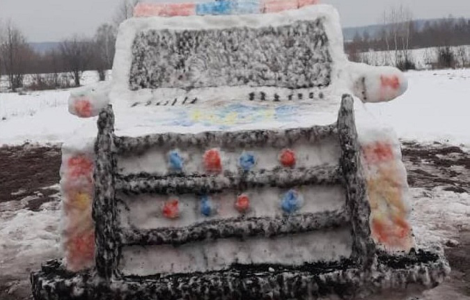 Волиняни зліпили зі снігу поліцейське авто (відео)