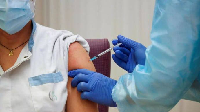 Медики викидають вакцину проти коронавірусу: чому