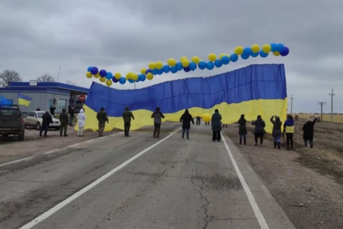 В сторону Криму запустили український прапор з посланнями