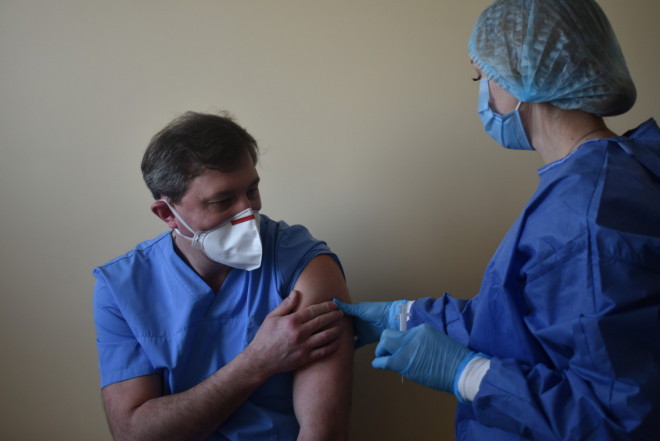 «Ніяких ускладнень», – лікар-пульмонолог з Волині закликав вакцинуватися проти COVID