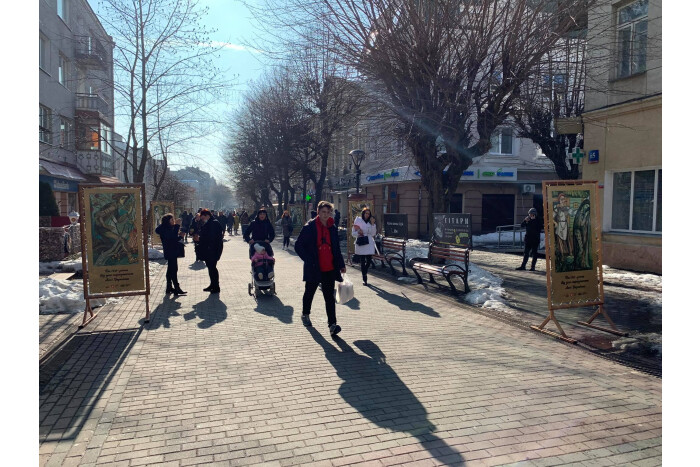 У Луцьку на вулиці Лесі Українки встановили галерею ілюстрацій до «Лісової пісні»