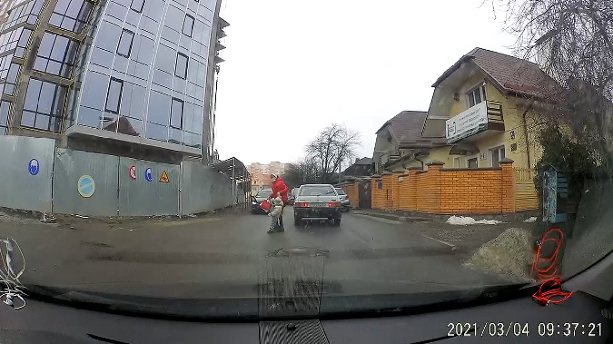 У центрі Луцька мати з дитиною ледь не вскочили під колеса авто (відео)