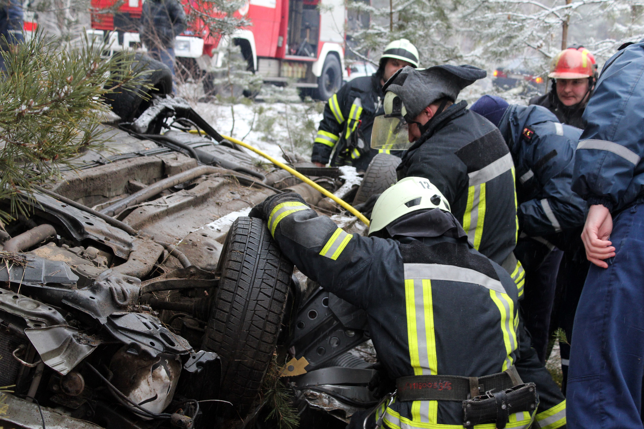 На трасі Київ-Ковель-Ягодин – аварія: постраждалого діставали рятувальники