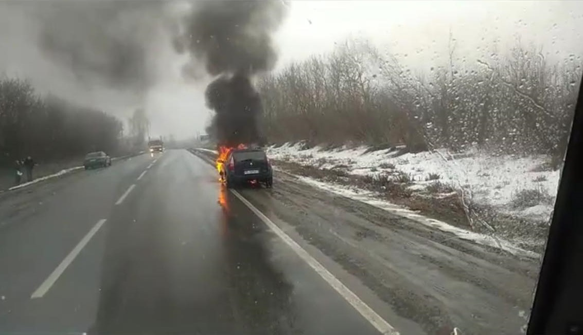 На трасі Луцьк-Дубно загорілася автівка (відео)
