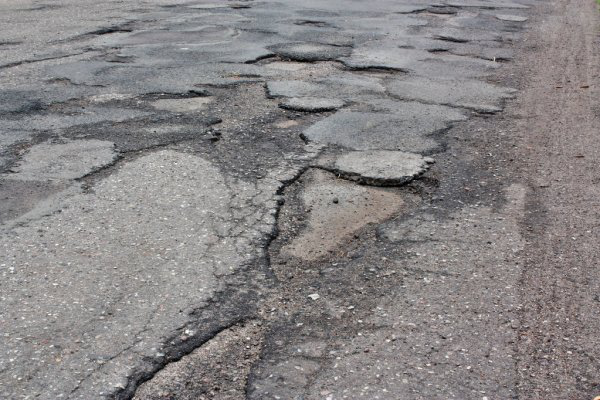 Без тротуарів і розмітки: у Зміїнці просять відремонтувати дорогу до школи