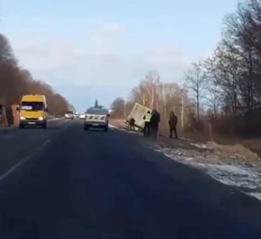 Аварія за участю вантажівок на Волині: одна встояла, інша перекинулася (відео)