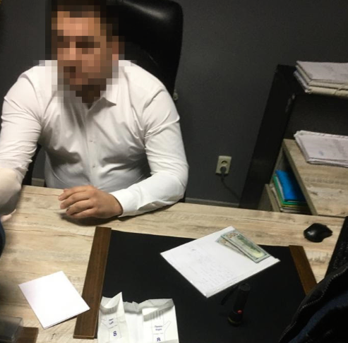Вимагав у клієнта 2 тисячі доларів: у Луцьку на хабарі затримали адвоката (фото)