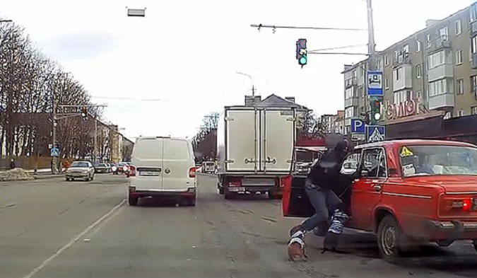 Звірячий напад: у Луцьку чоловік із собаками накинувся на водія (відео)