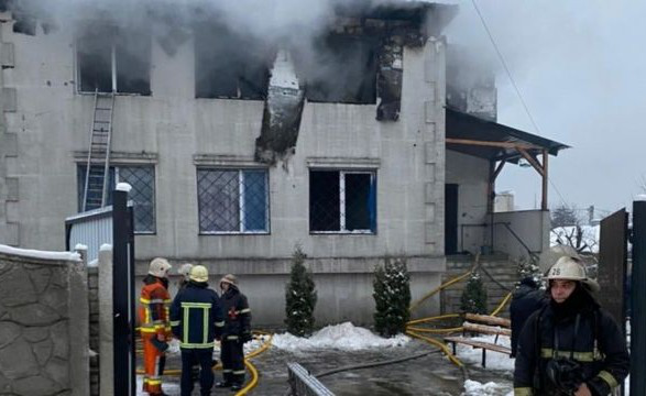 У Києві горить будинок для літніх людей