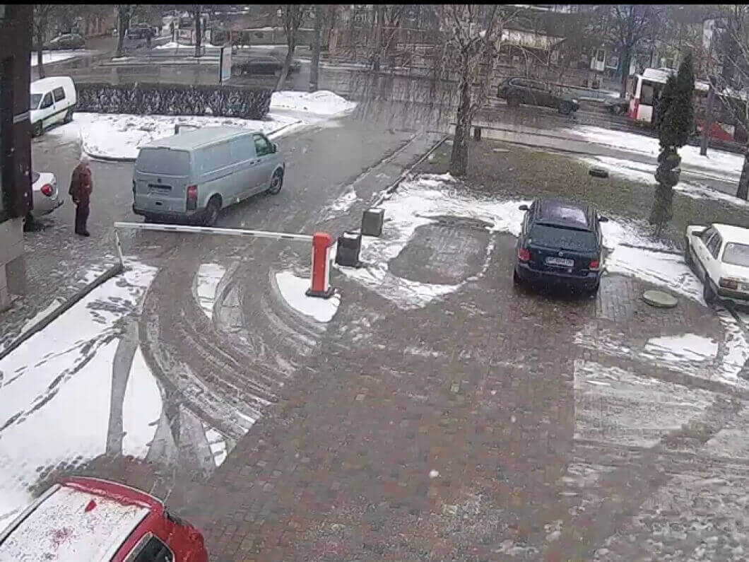 «Голова сива, а такі ганебні вчинки коїте» – у Луцьку шукають водія, який пошкодив шлагбаум (фото, відео)