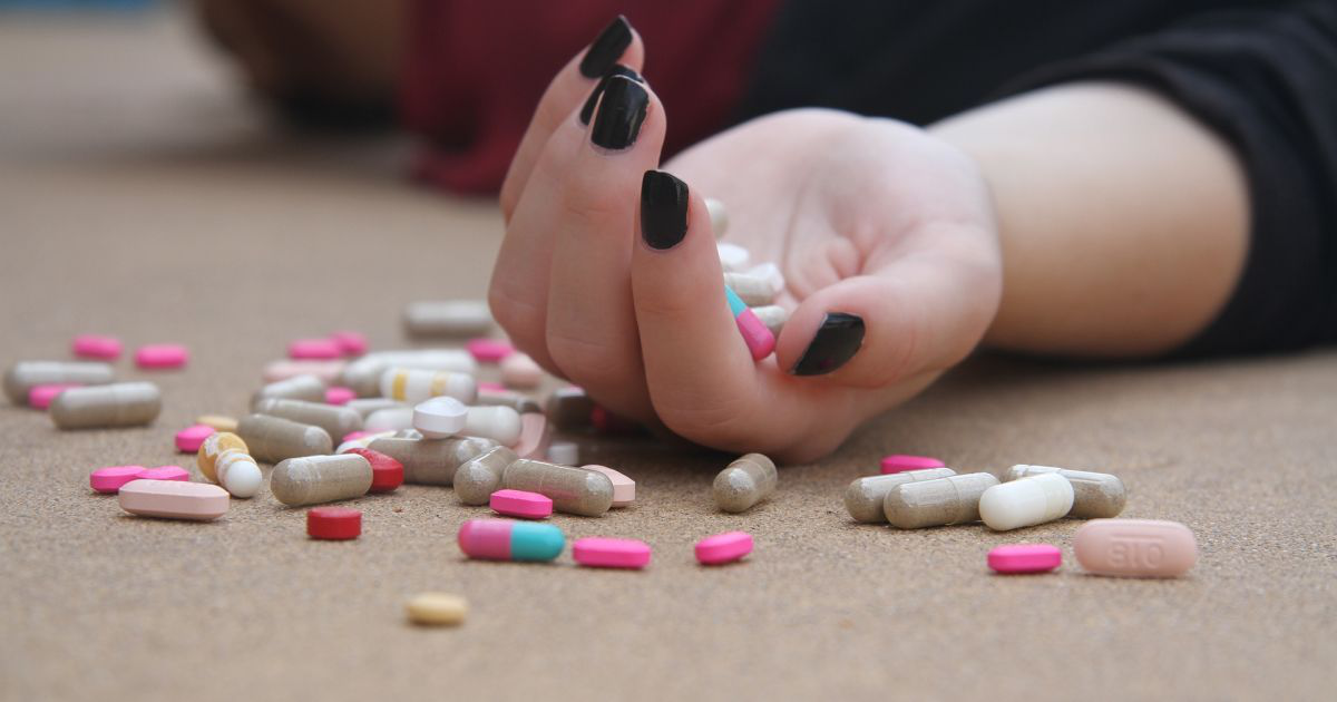 Наковталася таблеток спазмалгону: неповнолітня лучанка намагалася покінчити з життям