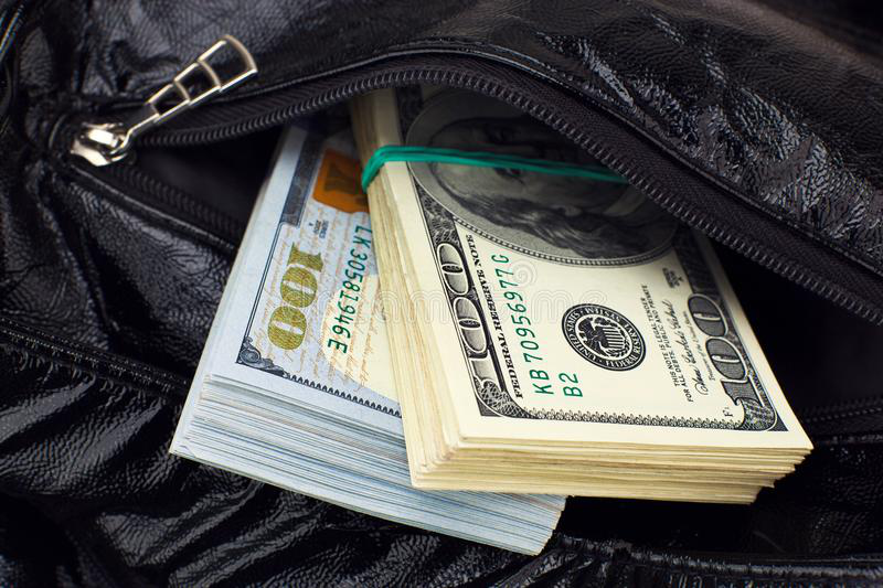 80 тисяч доларів на чотирьох: в «Ягодині» в українця знайшли «зайву» валюту