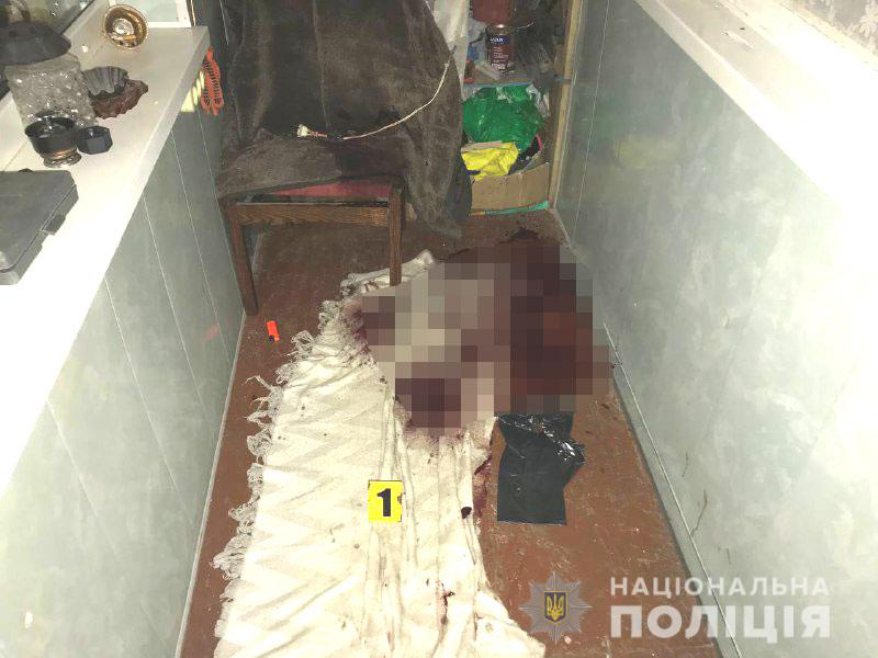 На Рівненщині жінка знайшла на балконі своєї квартири труп невідомого чоловіка (фото)