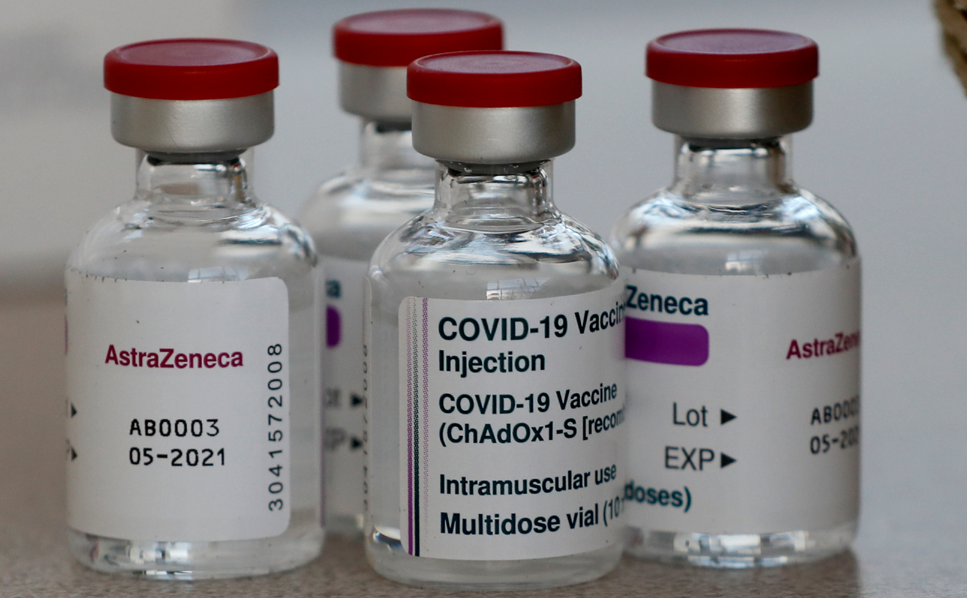 Вакцину AstraZeneca визнали безпечною для подальшого використання