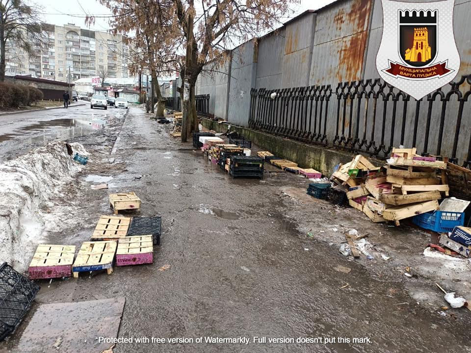 Ящики в багнюці: показали наслідки стихійної торгівлі біля автостанції у Луцьку (фото)