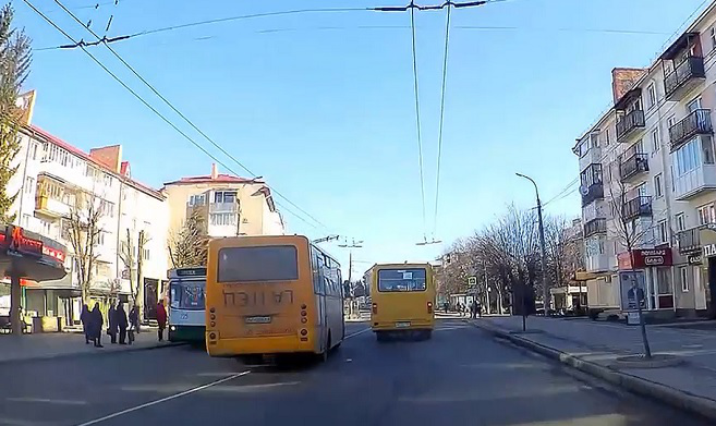 Зустрічка + червоний: у Луцьку водій маршрутки грубо порушив правила (відео)