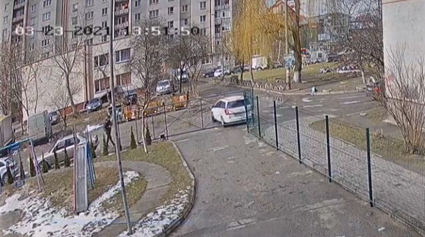 У Луцьку водійка після наполегливих спроб розвернутися врізалася в паркан (відео)