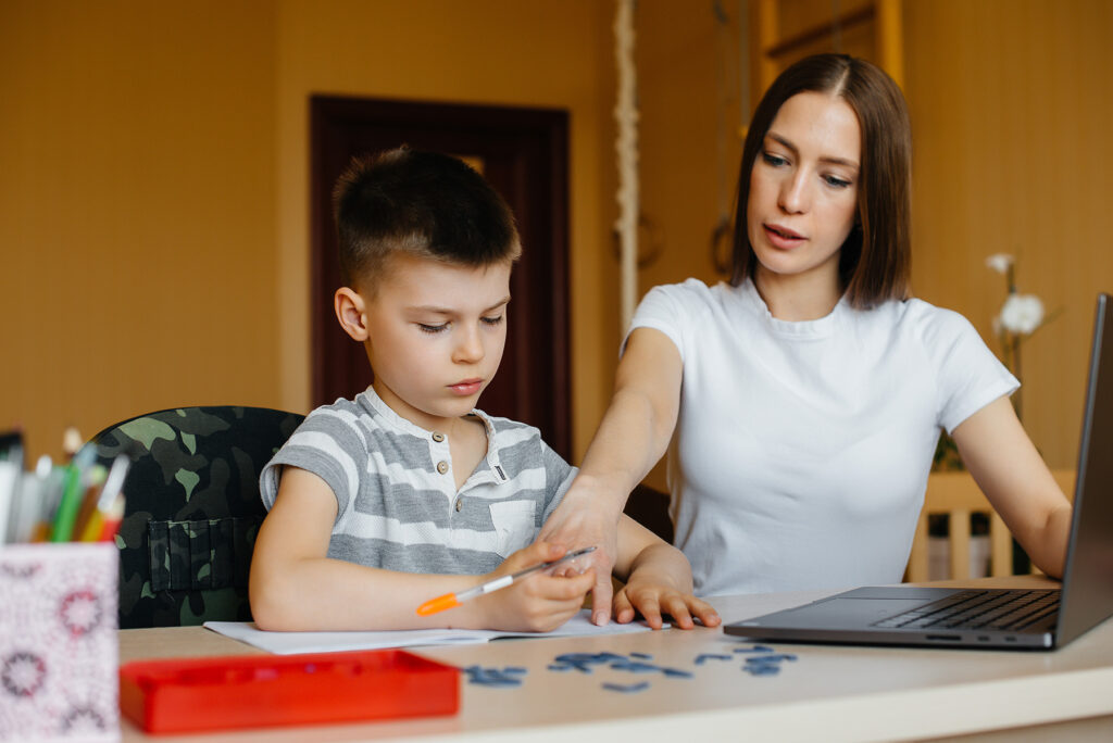 Платити батькам, а не вчителям: в Україні хочуть змінити умови дистанційного навчання