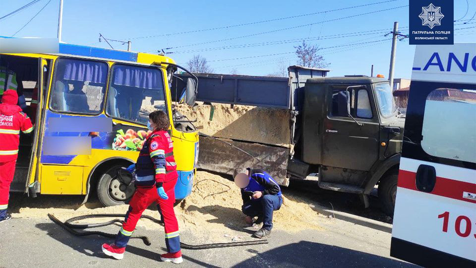 У поліції прокоментували аварію за участі маршрутки й вантажівки в Луцьку