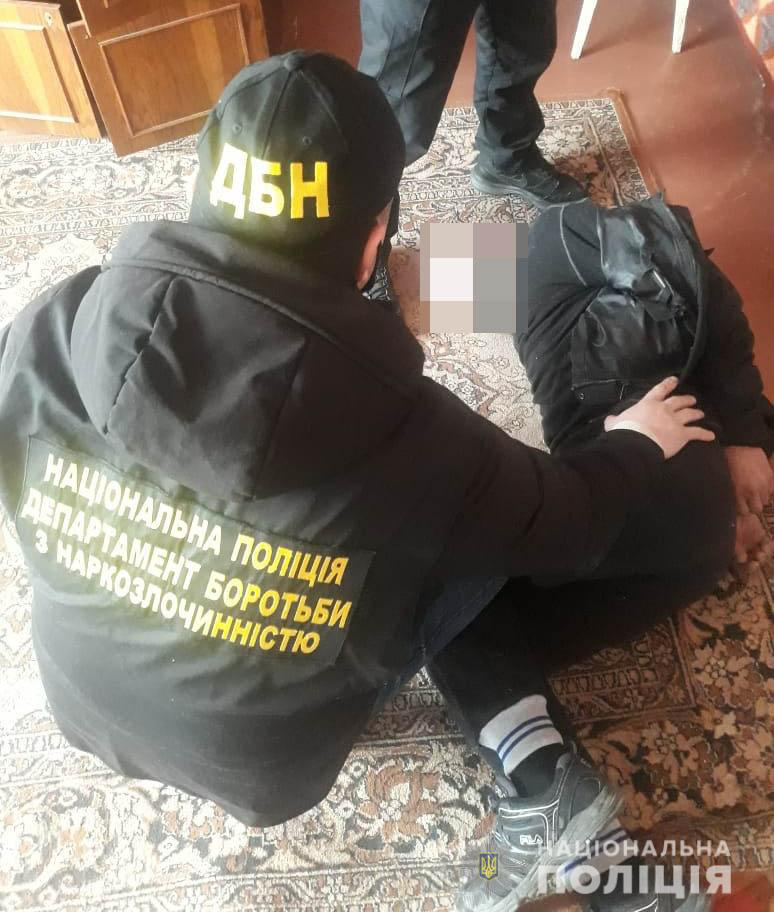 Таблетки, канабіс, шприц: у Нововолинську затримали наркоторговця (фото)