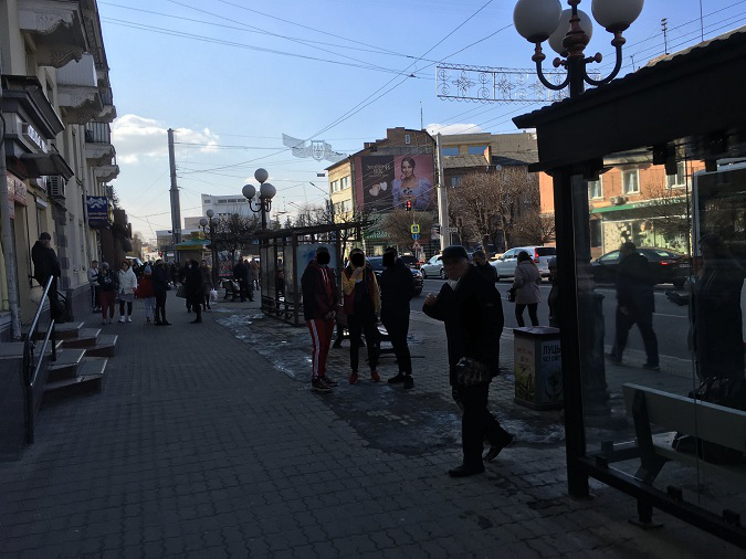 «Ти – мусор!»:  в центрі Луцька підлітки побили чоловіка через російський реп