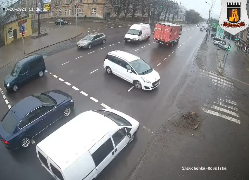 Аварія на Ковельській у Луцьку: зіткнулися «пежо» та «фіат» (відео)