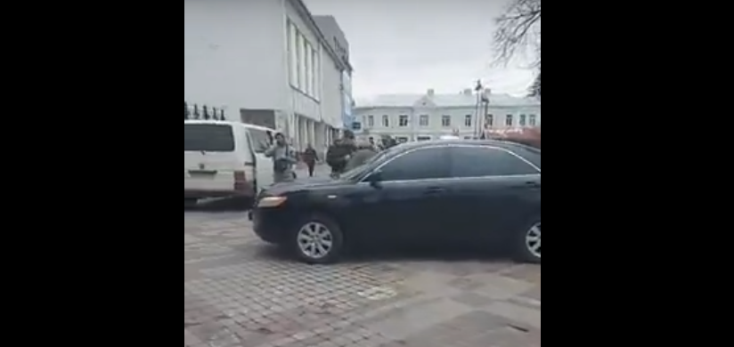 Хет-трик: в центрі Луцька третє авто наїхало на обмежувач (відео)