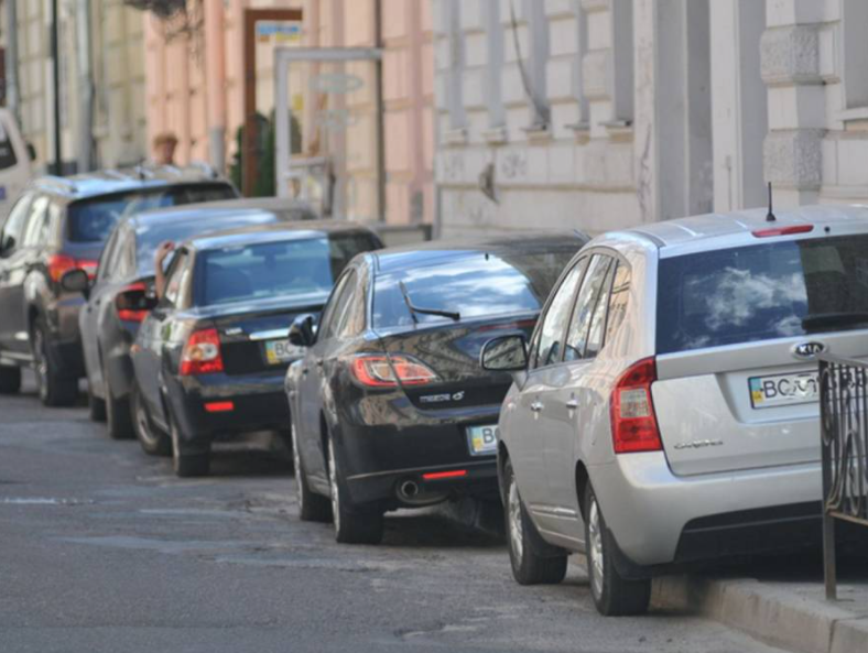 Уряд заборонив облаштовувати місця для паркування на тротуарах