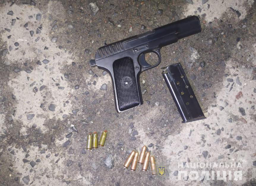 Погрожував підірвати гранатою: на Конякіна в Луцьку затримали чоловіка з пістолетом (фото)