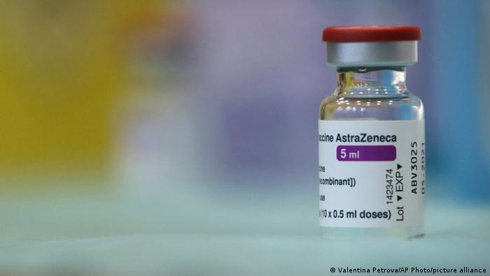 Люди до 60 років не повинні отримувати другу дозу вакцини AstraZeneca, – експерти