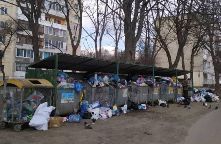 Повні смітники й сморід: лучани скаржаться на гори сміття (фото)