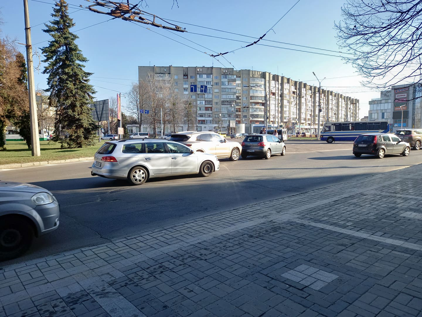 На кільці біля «Променя» у Луцьку – аварія: рух ускладнений (фото)