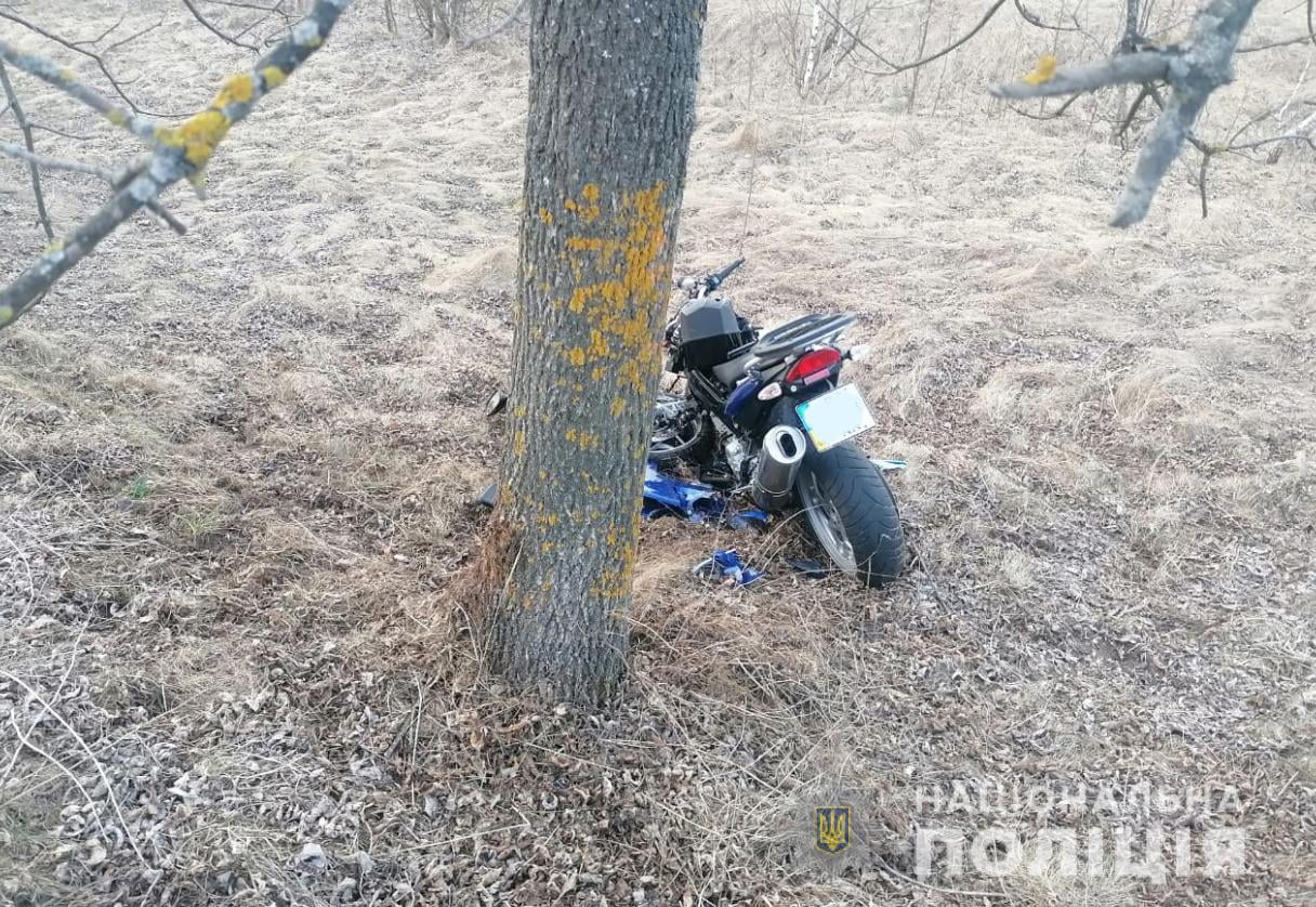 У Луцькому районі мотоцикл в'їхав у дерево – водій в травматології