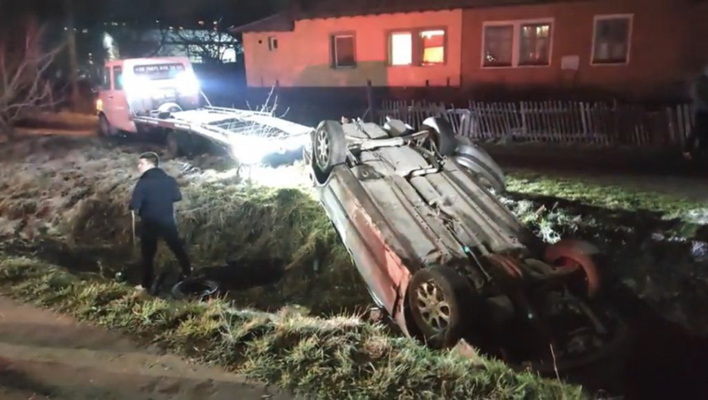 У Нововолинську авто злетіло в кювет і перекинулося: момент аварії зафіксували камери