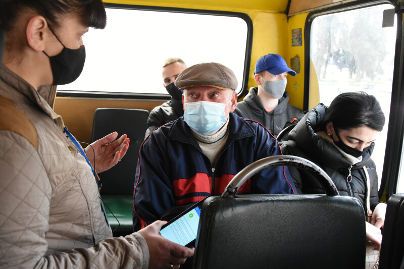 Безквиткові пасажири: в Луцьку «на полювання» вийшли працівники Укртрансбезпеки (фото)