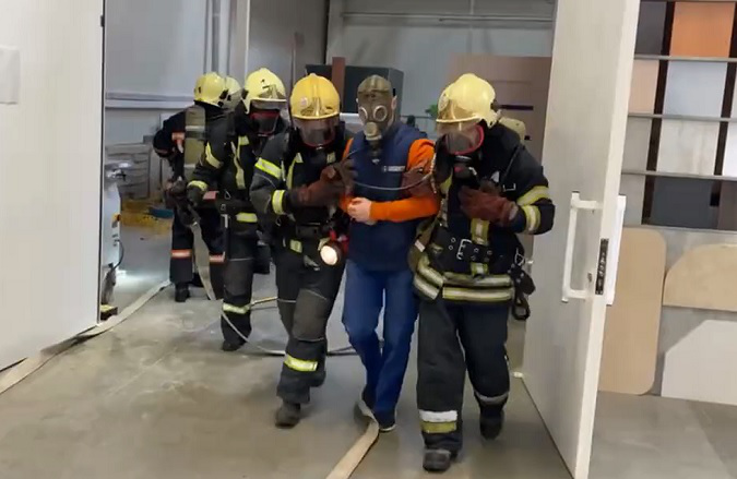 У Луцьку пожежники евакуювали людей з «Епіцентру» (фото, відео)