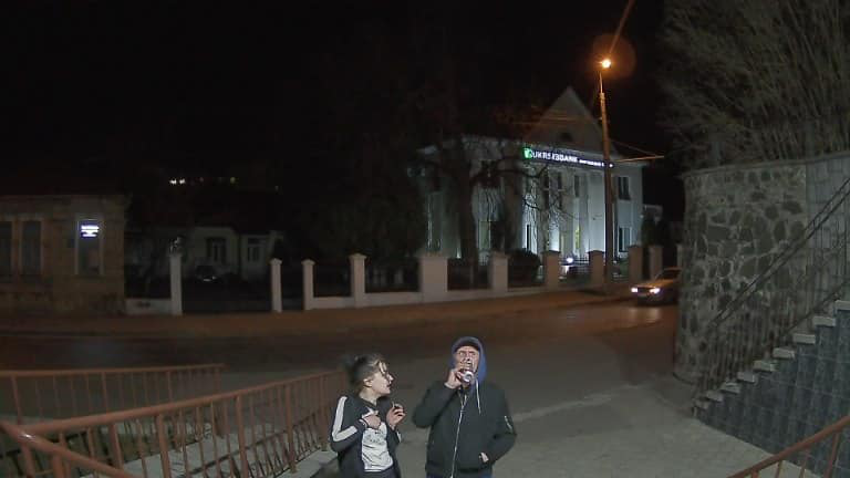 Задля розваги: у Луцьку з департаменту мунварти зірвали прапор (фото, відео)