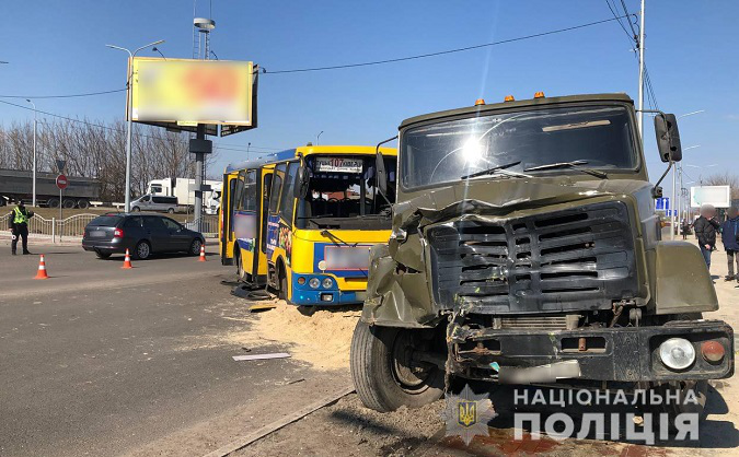 Зіткнення маршрутки й вантажівки в Луцьку: водію повідомили про підозру (відео)