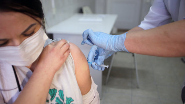 Освітян, які працюватимуть на ЗНО, хочуть щепити китайською вакциною