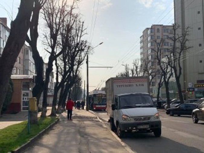 У центрі  Луцька сталася ДТП за участі вантажівки і тролейбуса (фото)