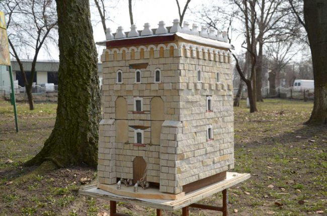 Майстер з Рівненщини виготовив вулик у вигляді вежі Луцького замку