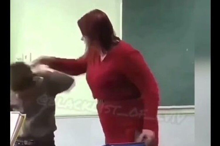 «До трусів і ліфчика»: учні в Луцьку кажуть, що вчителька змусила їх роздягнутися