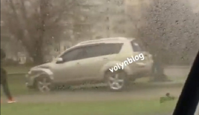 ДТП у Луцьку: кросовер злетів з дороги (відео)